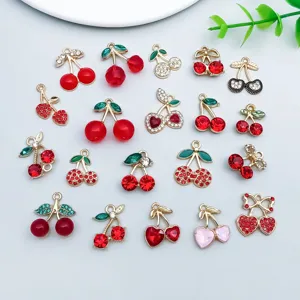 Detailansicht verschiedener roter Kirsch-Anhänger mit Strasssteinen für DIY-Schmuck