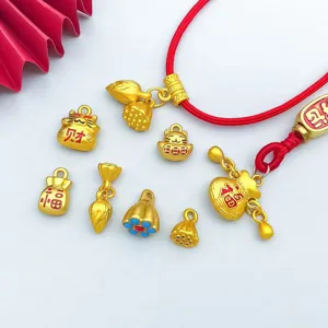 Detailopname van matgouden gelukszakjes en kattenhangers voor handgemaakte DIY-sieraden