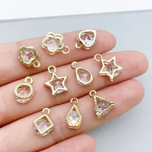 Dettaglio di vari ciondoli in zircone placcati oro KC per la creazione di gioielli fai da te