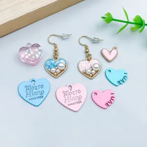 Vista dettagliata di ciondoli a forma di cuore e orecchini con perle per gioielli DIY