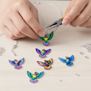 Primo piano di ciondoli a forma di colibrì colorati durante la creazione di gioielli fai da te
