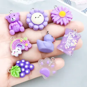 Detaillierte Ansicht von lila Harz-Anhängern für DIY-Schmuck mit niedlichen Tierformen