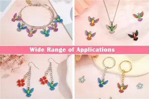 Dettaglio dei ciondoli a colibrì in bracciali, collane, orecchini e portachiavi fatti a mano