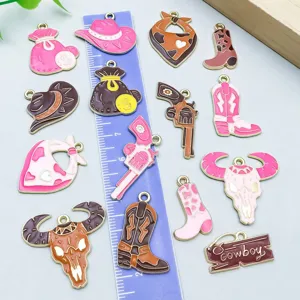 Detailansicht von rosa und braunen Western-Cowboy-Emaille-Anhängern für DIY-Schmuck