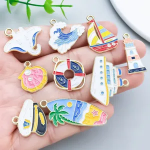 Collezione di ciondoli nautici smaltati colorati per la creazione di gioielli fai-da-te.