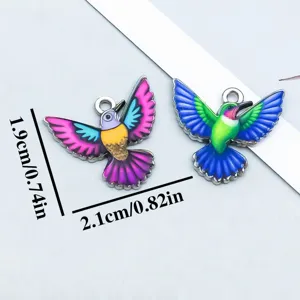 Vista macro dettagliata di ciondoli colibrì in lega colorata con misure precise