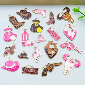 Detailansicht von zwanzig gemischten rosa und braunen Western Cowboy Emaille Charms