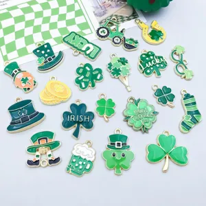 Vista dettagliata di ciondoli in smalto verde per San Patrizio per la creazione di gioielli DIY