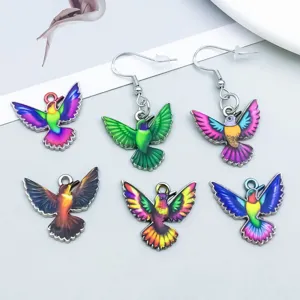 Vista dettagliata di ciondoli colibrì in smalto colorato per gioielli DIY