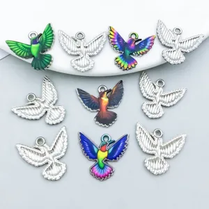 Set di ciondoli a forma di colibrì in smalto colorato con retro argento per gioielli fai da te