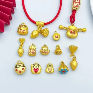 Detail van 15 mat goudkleurige gelukskat en geldbuidel bedeltjes voor DIY sieraden.