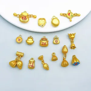 Gedetailleerd overzicht van 15 matgouden bedeltjes met Chinese gelukssymbolen en design