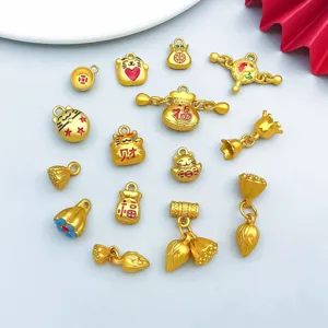 Detailopname van 15 gouden hangers met gelukskatten en gelukszakjes voor DIY handgemaakte sieraden.