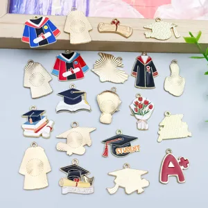 Detailansicht von bunten Abschluss-Anhängern aus Legierung mit Hüten und Roben Set