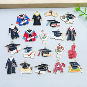 Detailansicht von 20 bunten Emaille-Anhängern zum Thema Abschlussfeier mit Hüten für DIY