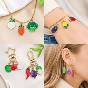 Collage dettagliato di ciondoli vegetali in smalto colorato su collana, bracciale e orecchini.