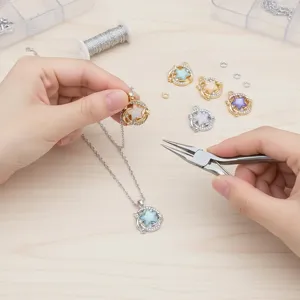 Primo piano di mani che usano pinze per assemblare una collana con stella marina