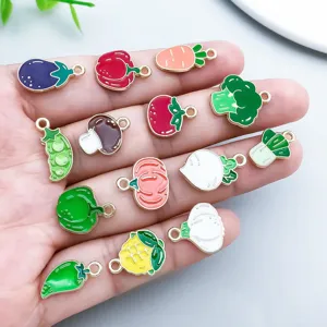 Ciondoli colorati in smalto a forma di verdura per gioielli fai-da-te tenuti in mano