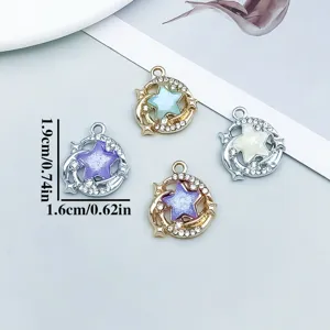 Dettaglio di ciondoli a stella con strass e resina glitterata, altezza 1,9 cm