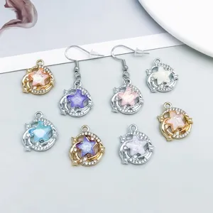 Dettaglio di ciondoli a stella in resina colorata con strass scintillanti per gioielli DIY