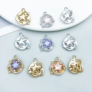 Assortimento di ciondoli celesti in resina con stelle, lune e piccoli strass lucidi.