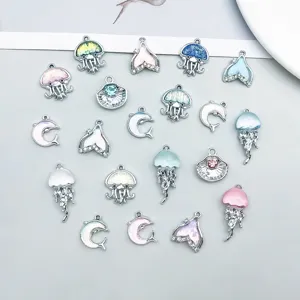 Varios dijes de temática oceánica como medusas y delfines para crear joyas de bricolaje.