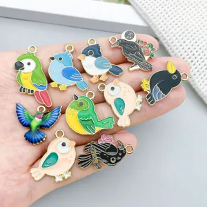 Vue détaillée de breloques oiseaux en émail coloré pour la création de bijoux