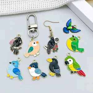 Collection détaillée de divers breloques d'oiseaux en émail coloré pour la fabrication de bijoux