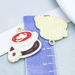 Detailweergave van kleurrijke emaille koffiehangers met tekst en liniaal voor de maat