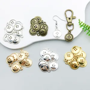 Gedetailleerde weergave van knoopvormige bedeltjes voor het maken van DIY-sieraden