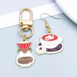 Detail van kleurrijke emaille koffie-bedeltjes voor het maken van doe-het-zelf sieraden
