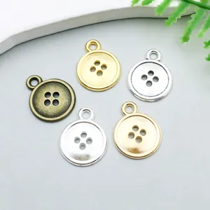 Close-up van legering knophangers in goud, zilver en brons voor DIY-sieraden creaties.