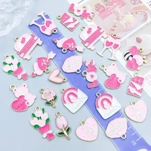 Vue détaillée de divers pendentifs en émail rose pour la Saint-Valentin et le bricolage