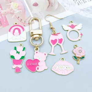 Collection de breloques en émail rose avec cœurs et ours pour la création de bijoux DIY.