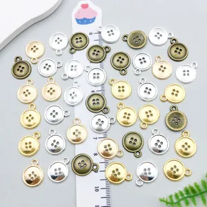 Macro-detail van veelkleurige legering knoopbedels voor DIY-sieraden en kettingen