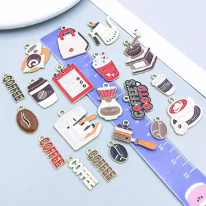 Detailweergave van 20 koffie-emaille bedeltjes voor het maken van DIY-sieraden set.