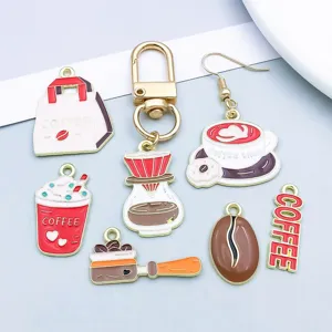 Gedetailleerd overzicht van diverse kleurrijke emaille koffiebedeltjes voor DIY-sieraden.
