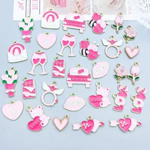 Une vue détaillée des breloques en émail rose pour la Saint-Valentin et bijoux DIY