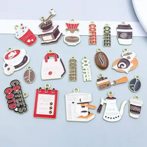 Assortiment kleurrijke emaille koffieboon en kopje bedeltjes voor DIY sieraden maken