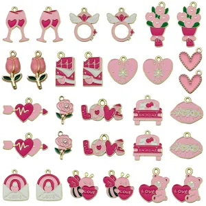 Collection de 30 breloques en émail rose pour la création de bijoux de la Saint-Valentin DIY