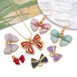 Detalle de dijes de lazo de esmalte de colores y pendientes en varios tonos vivos y alegres