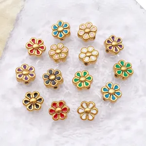 Primer plano de cuentas de margaritas de esmalte de colores para joyería DIY