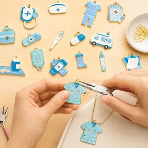 Lot de breloques médicales bleues pour bijoux DIY avec infirmière et ambulance.