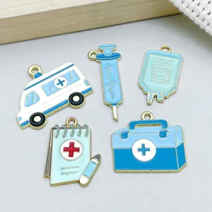 Vue détaillée de breloques médicales en émail bleu, formes ambulance et seringue