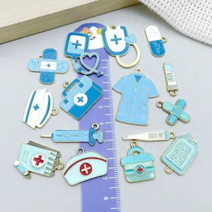 Breloques médicales en émail bleu comprenant uniforme d'infirmière et trousse avec une règle