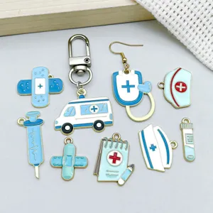 Vue détaillée de breloques médicales en émail bleu pour la création de bijoux DIY