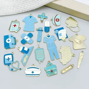 Gros plan de breloques médicales en émail bleu pour la fabrication de bijoux DIY
