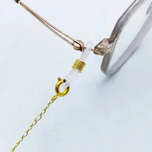 Detailansicht der rutschfesten Silikonschlaufe für Brillenketten mit goldenem Glied