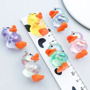 Makroansicht von bunten, irisierenden Entenanhängern aus Acryl für DIY-Schmuck