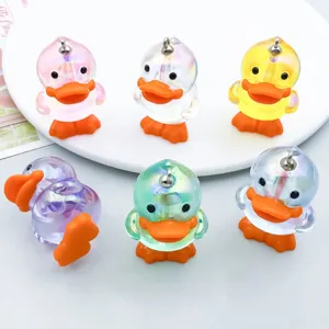 Detailansicht von sechs bunten, schillernden Acryl-Entenanhängern für DIY-Schmuck